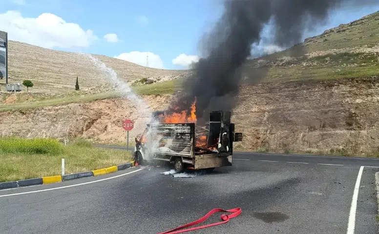 Diyarbakır-Mardin kara yolunda korkutan yangın Eşya taşıyan kamyonet tamamen yandı