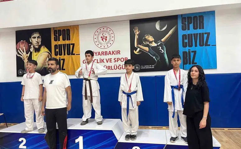 Diyarbakır’daki karate şampiyonasında Çermik rüzgarı Genç sporcular 17 madalya kazandı