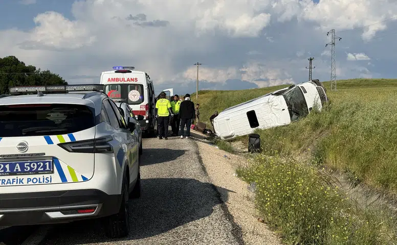 Diyarbakır-Silvan karayolunda yolcu minibüsü kaza yaptı 19 vatandaş yaralandı