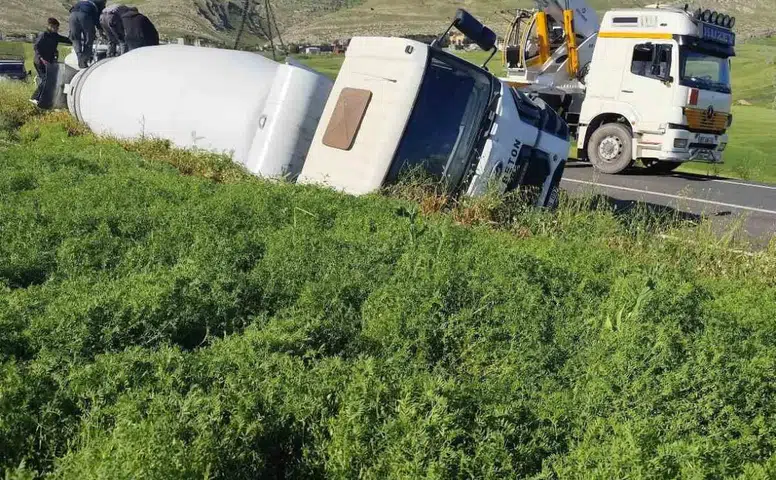 Silvan kırsalında beton mikseri mercimek tarlasına yuvarlandı 1 kişi yaralandı