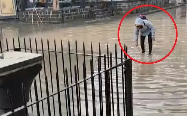 Diyarbakır'ın kalbi Sur'da şiddetli sağanak Tarihi Ulu Cami avlusu sular altında kaldı