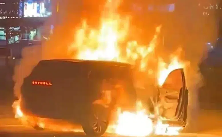 Alev topuna dönen elektrikli SUV yangın battaniyesi kullanılarak söndürüldü