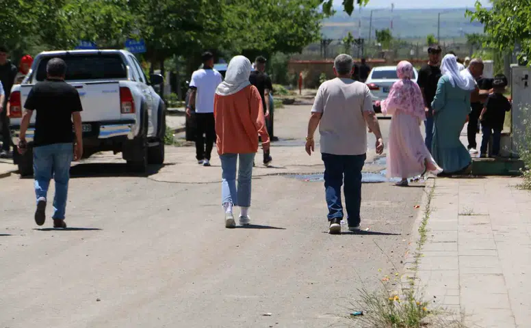 Diyarbakır'da bayram ziyareti mesaisi Kabir başlarında duygusal anlar ve yoğun trafik
