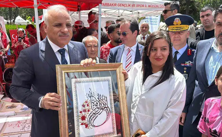 Diyarbakır'da 19 Mayıs coşkusu Valilik önündeki gösteriler büyük ilgi gördü