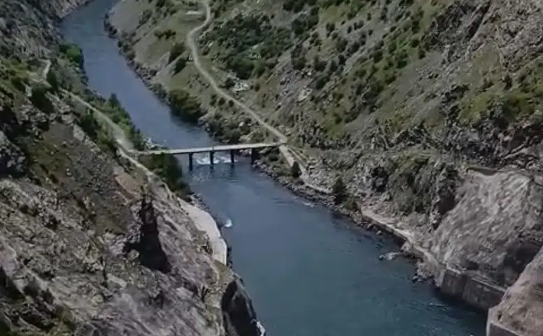 Karakaya Barajında su tahliyesi nedeni ile köprü trafiğe kapatıldı