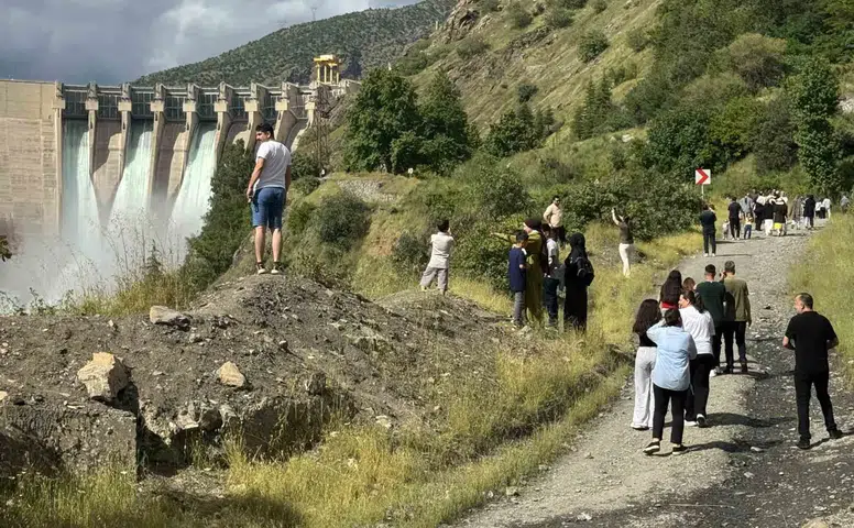 Çüngüş Karakaya Barajı'nda 7 yıl sonra gelen tahliye görüntüsü vatandaşları mest etti