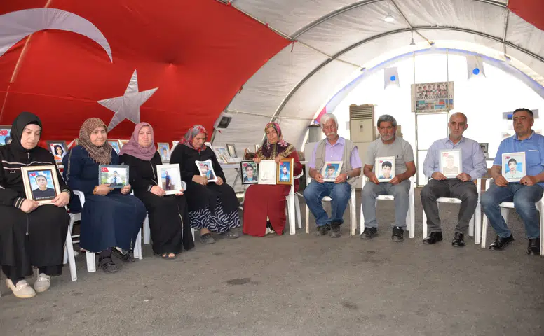 Diyarbakır'da evlat nöbeti tutan 385 aile için 14’üncü bayram da hüzünle geçti