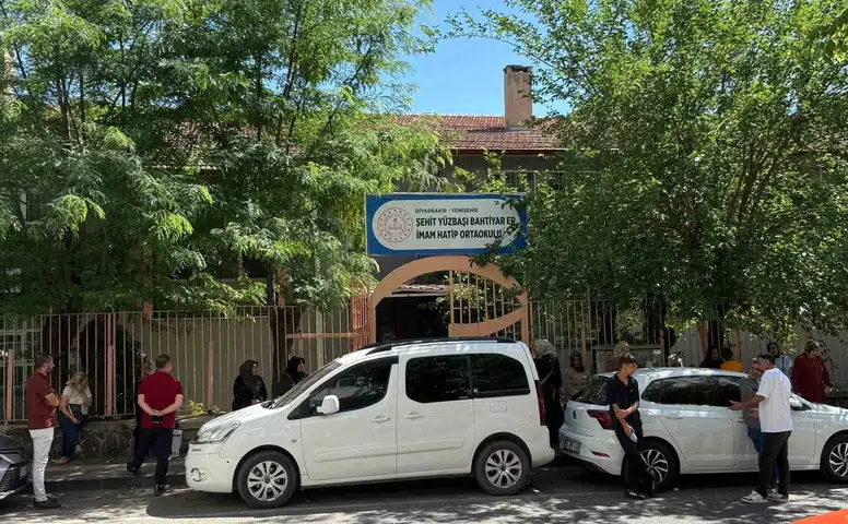 Diyarbakır'da LGS heyecanı Kimlik krizini son dakika müdahalesiyle aştı sınava yetişti