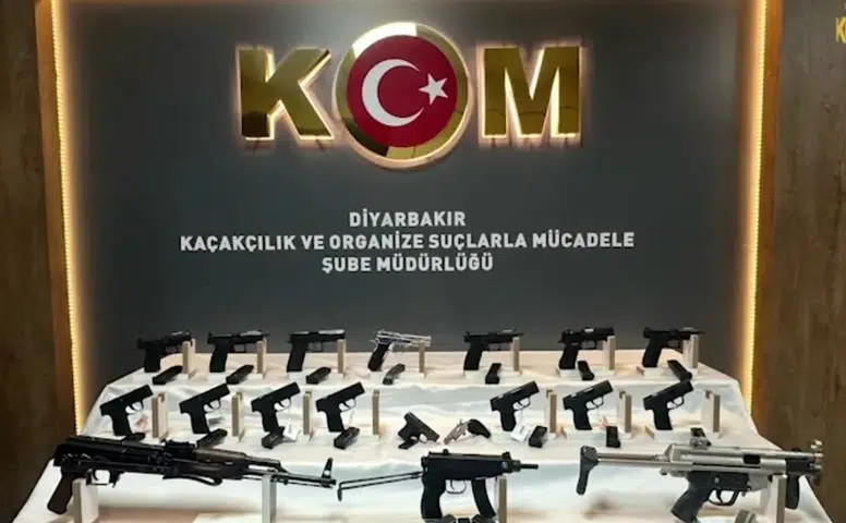 Diyarbakır sokaklarında silah sevkiyatına ağır darbe Otomobilden cephanelik çıktı