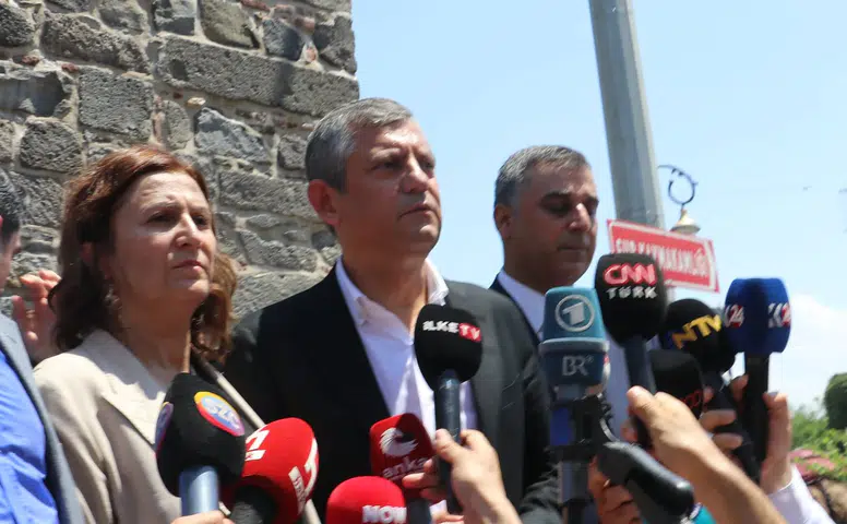 Özgür Özel Diyarbakır'da Tahir Elçi'nin anısına karanfil bıraktı Yol cümleden uludur