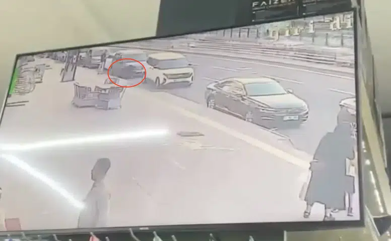 Diyarbakır Urfa Bulvarı'nda talihsiz an Düşürülen 60 bin liralık altın bileklik böyle alındı