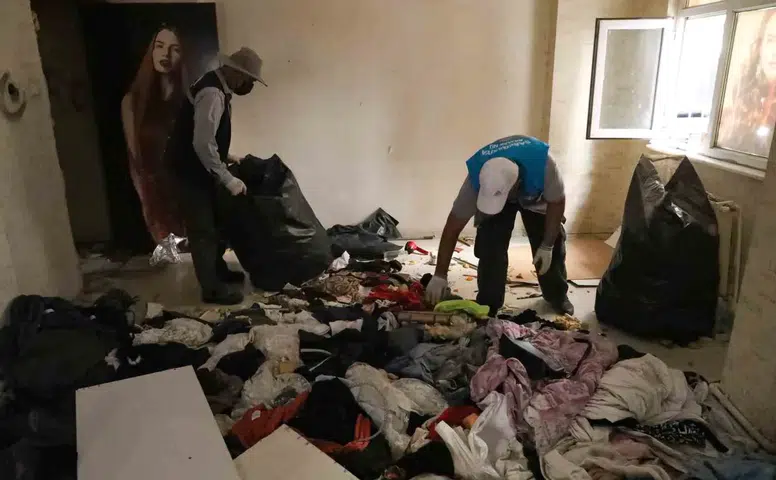 Diyarbakır Yenişehir'de kötü koku yayan çöp ev tahliye edildi 3 kamyon atık çıktı