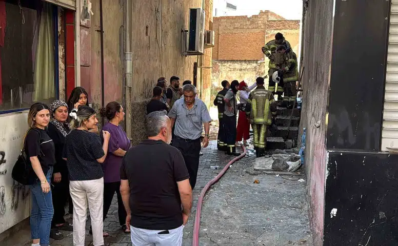 Diyarbakır Bağlar'da apartman girişinde korkutan yangın İtfaiye büyümeden söndürdü