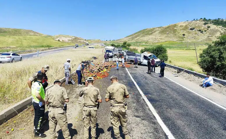 Silvan yolunda tekeri patlayan kamyonet trafiği kilitledi Tonlarca ürün yola saçıldı