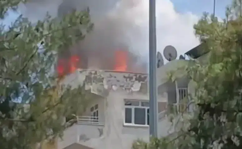 Diyarbakır Bağlar’daki Kaynartepe Mahallesi’nde beş katlı apartmanın çatısında yangın