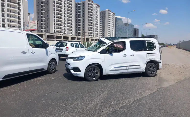 Kayapınar Mezopotamya Bulvarı’nda şiddetli çarpışma 7 vatandaşımız yaralandı