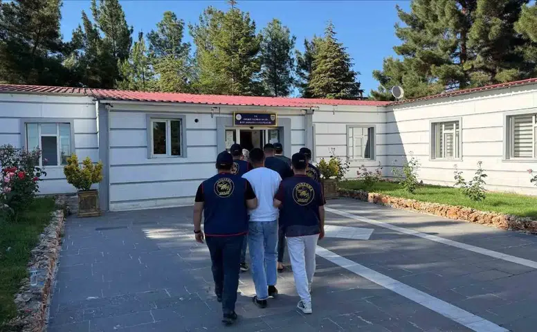 Diyarbakır'da jandarmadan kapsamlı operasyon Farklı suçlardan aranan 152 şüpheli yakalandı