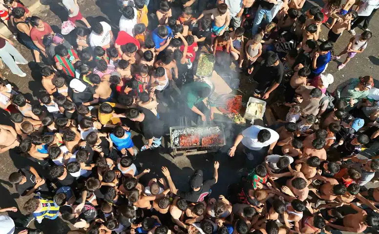 Diyarbakır'ın tarihi Anzele Parkı'nda yüzen çocuklar için 100 kilo ciğer pişirildi