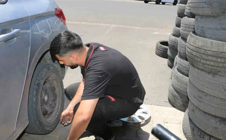 Diyarbakır'da sıcaklar bastırdı Sürücülerin yazlık lastik mesaisi sanayide başladı