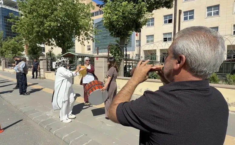 Diyarbakır'da boşanma davası sonrası adliye önünde sıra dışı kutlama Davul zurnayla halay