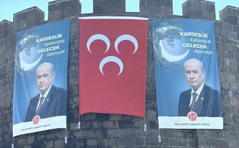 Diyarbakır'ın tarihi surlarına MHP lideri Bahçeli'nin görseli ve kardeşlik temalı