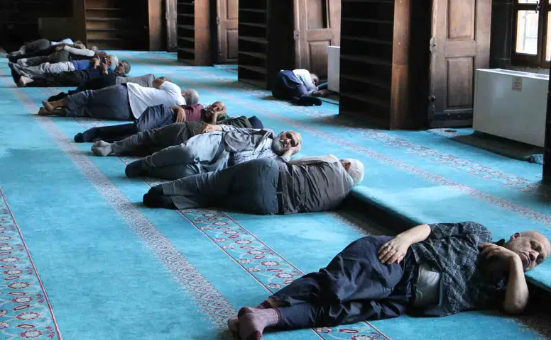 Diyarbakır'da 40 dereceyi aşan sıcaklar turistleri camilere yöneltti