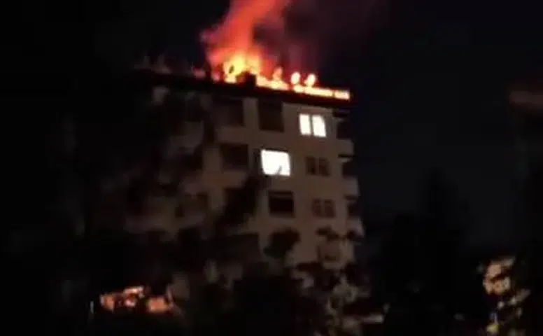 Kayapınar Gaziler'de gece yarısı apartman yangını Çatı katında büyük panik yaşandı