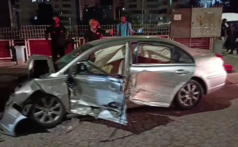 Kayapınar Gaziler'de tır ve iki otomobilin karıştığı zincirleme kazada 3 kişi yaralandı