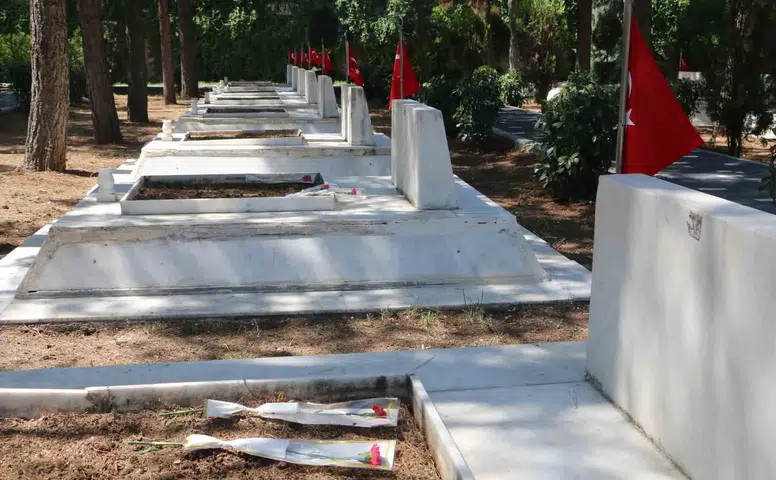 Diyarbakır'da 15 Temmuz'un 10'uncu yılında şehitler dualarla anıldı