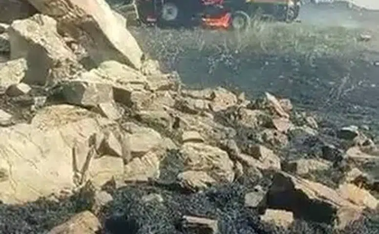 Diyarbakır'ın Lice ilçesinde hasat zamanı korkutan yangın Biçerdöver küle döndü