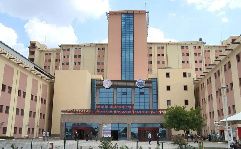 Diyarbakır Buğday Pazarı'nda kanlı hesaplaşma Tartışma kavgaya dönüştü, genç adam ağır yaralı