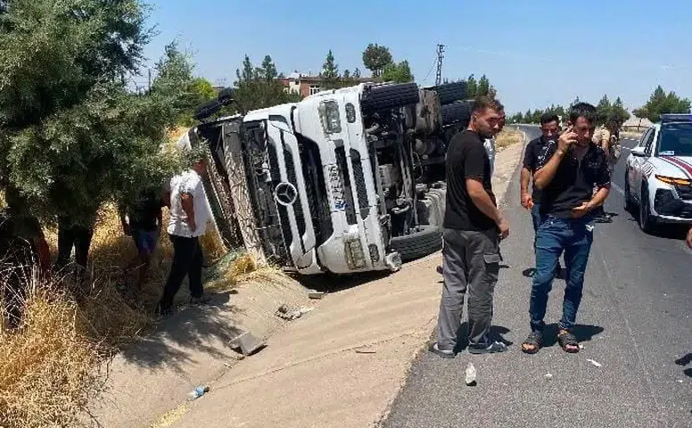 Diyarbakır-Çınar hattında trafik kazası Kontrolden çıkan tır şarampole devrildi