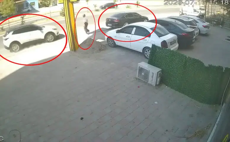 Silvan'da kontrolden çıkan araç faciayı kıl payı teğet geçti Yayanın refleks anı kamerada
