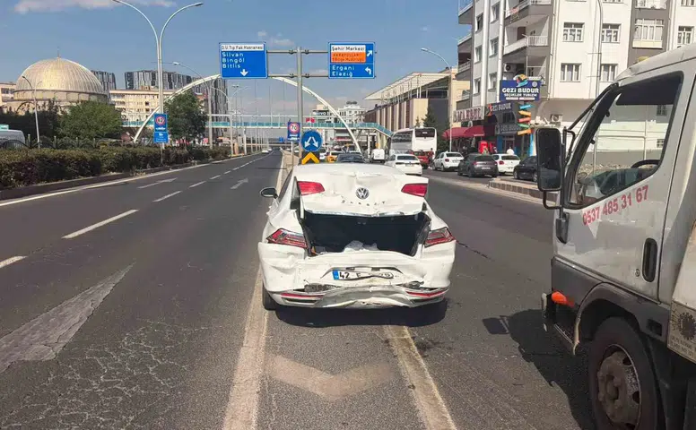 Diyarbakır-Şanlıurfa kara yolunda iki otomobil çarpıştı 7 aylık hamile sürücü hastanelik