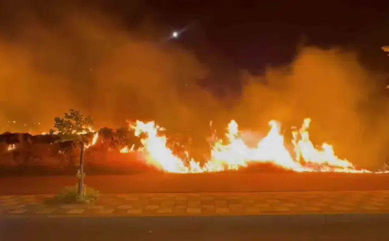 Kayapınar Mahabad Bulvarı'nda gece yarısı korkutan yangın Ekipler büyümeden önledi