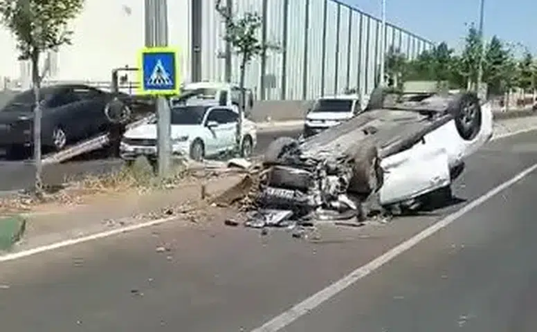 Diyarbakır'ın eski Siverek yolunda kaza Kontrolden çıkan otomobil ağaca çarpıp takla attı