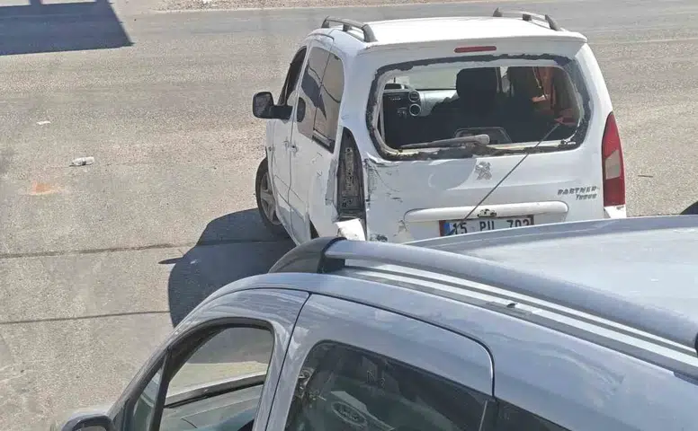 Diyarbakır-Mardin kara yolunda zincirleme kaza Saman yüklü kamyona çarptı, 2 kişi