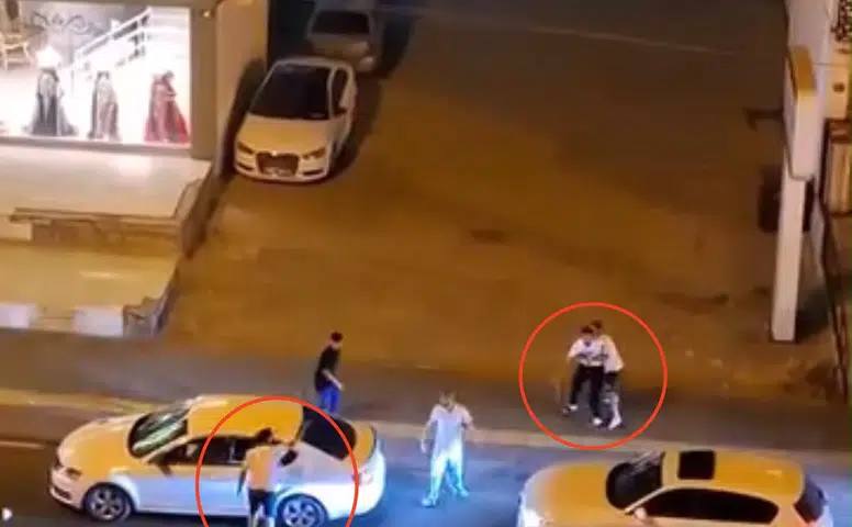 Diyarbakır'ın Bağlar ilçesinde trafiğin ortasında sopalı kavga O anlar kamerada