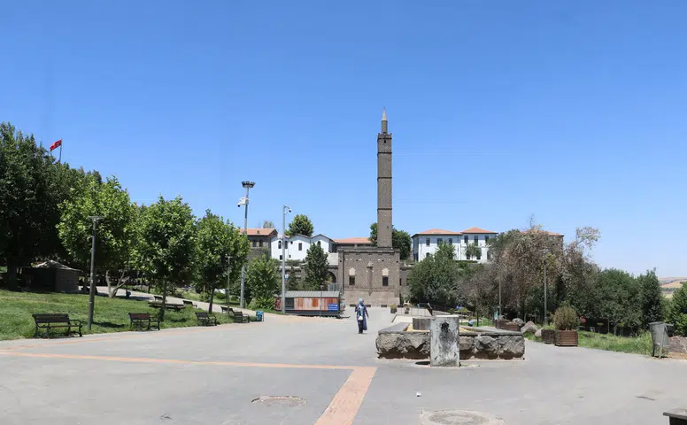Diyarbakır'da termometreler 40 dereceyi aştı Tarihi kent merkezi ve caddeler tenhalaştı