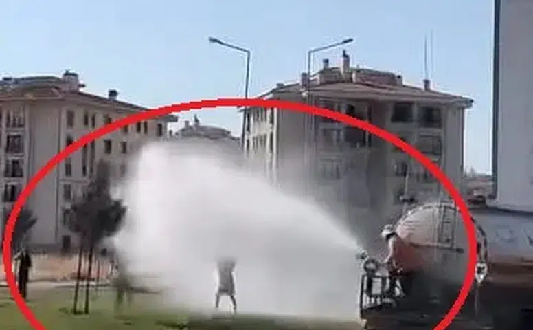 Diyarbakır Yenişehir’de 39 derece sıcaklık Çocuklar belediye aracının suyuyla ferahladı