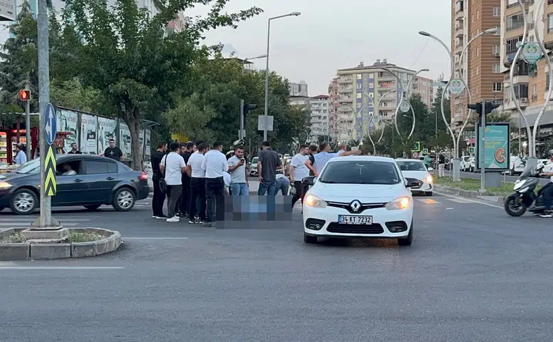 Bağlar'da Turgut Özal Bulvarı'nda feci kaza Otomobilin çarptığı bisikletli ağır yaralı