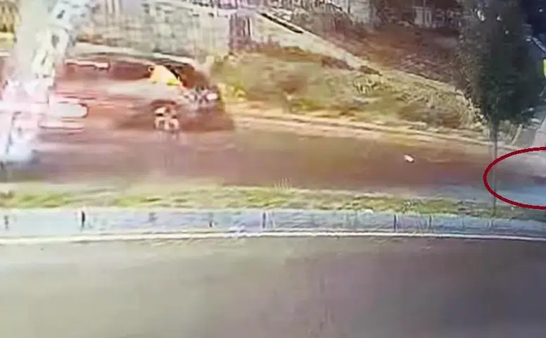 Diyarbakır Kayapınar’da yürekleri ağza getiren kaza Ters yöne giren motosiklet otomobille çarpıştı