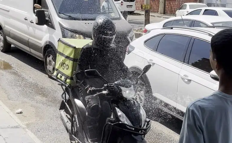 Diyarbakır'da termometreler 40 dereceyi devirdi Sıcaktan bunalanlar çareyi hortumda buldu