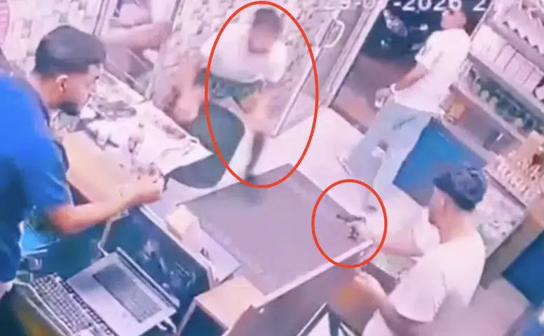 Bağlar'da telefon dükkanına vahşi saldırı Yaralıya geri dönüp tekrar ateş açtı