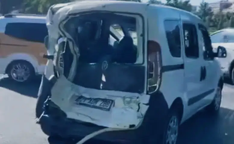 Diyarbakır Yenişehir'de trafik felç oldu İstasyon Caddesi'nde beş araç birbirine girdi