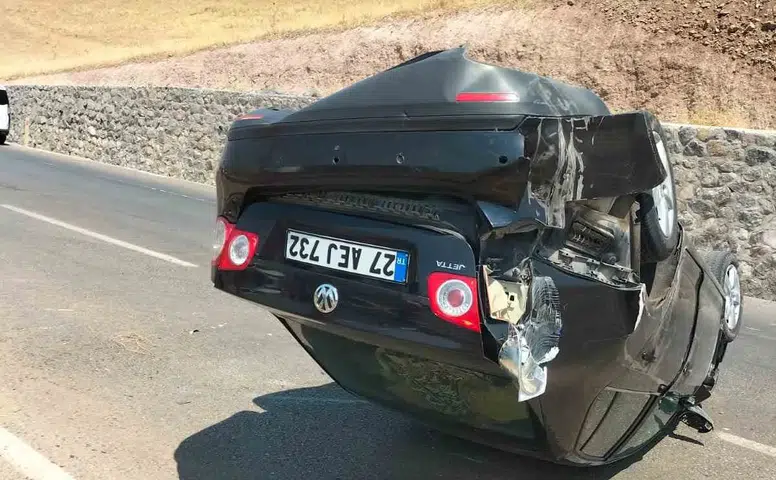 Diyarbakır-Mardin yolunda trafik kâbusu İki ayrı kazada 3 kişi yaralandı