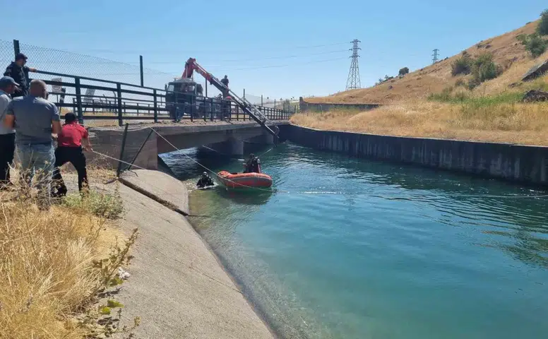 Eğil ilçesinde sulama kanalına düşen otomobildeki 4 kişiye ekiplerden can suyu