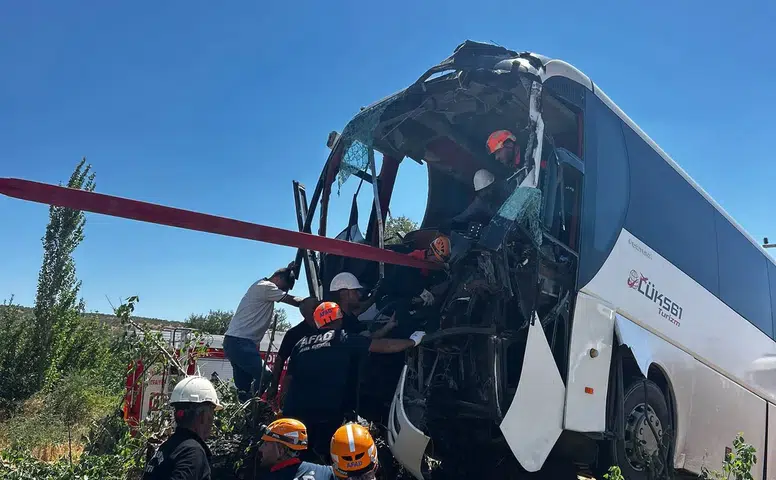 Diyarbakır Lice'de yolcu otobüsü şarampole uçtu Fis Ovası mevkiinde 2 yaralı var
