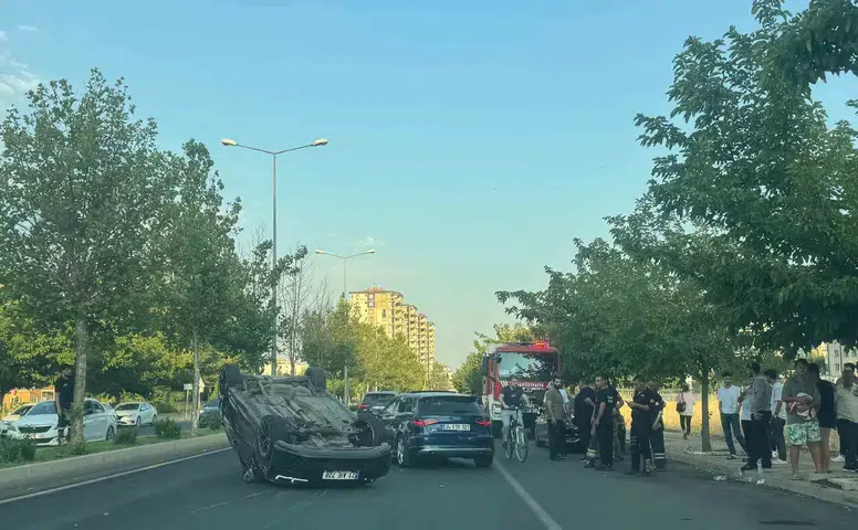 Diyarbakır Kayapınar’da trafik kazası Musa Anter Caddesi’nde araç takla attı, 2 yaralı