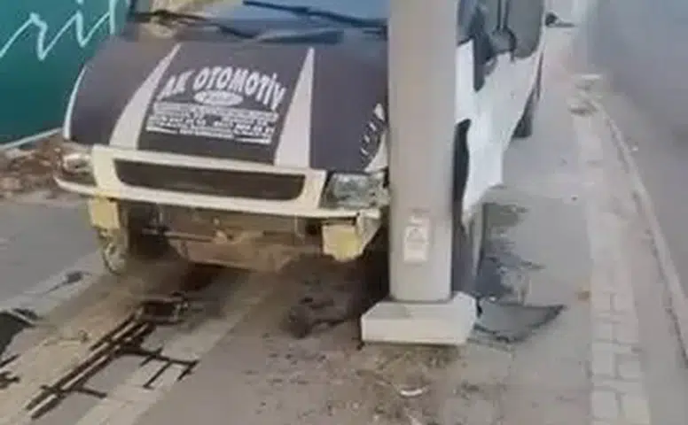 Diyarbakır Kayapınar'da kaza Kontrolden çıkan araç direğe çarpıp durdu